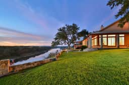 Regal Riverfront Retreat - Image 3