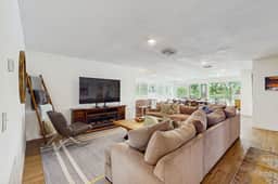 Lakefront Lodge - Image 2