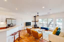 Lakefront Cottage - Image 4