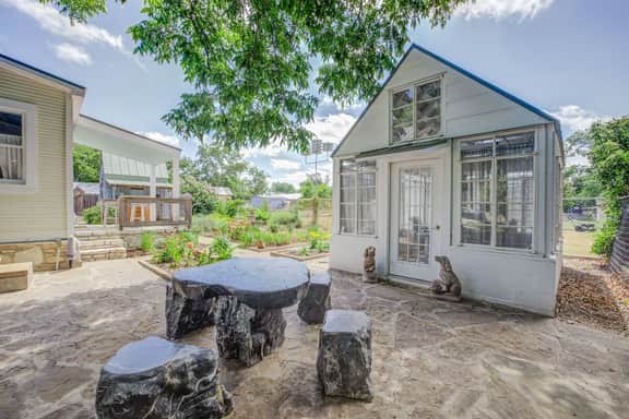 Sunny Charming Retreat: Wine Greenhouse - Image 2