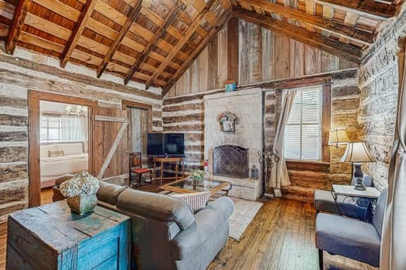 Historic Rocky Hill - Champagne Suite - Image 2