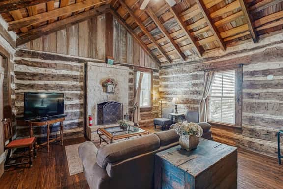 Historic Rocky Hill - Champagne Suite - Image 5