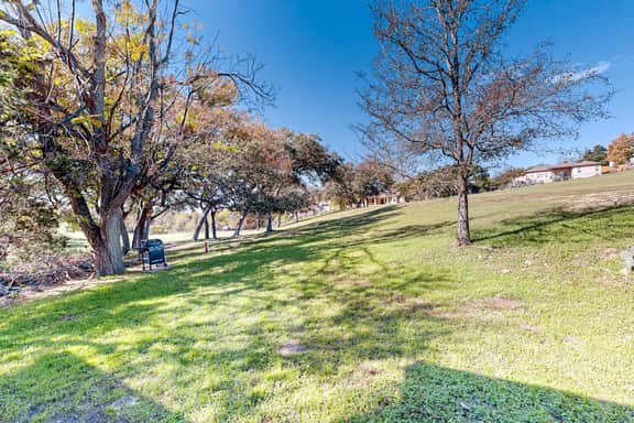 La Vie in Lago Vista - Image 2