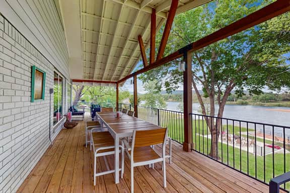Lakefront Lodge - Image 3