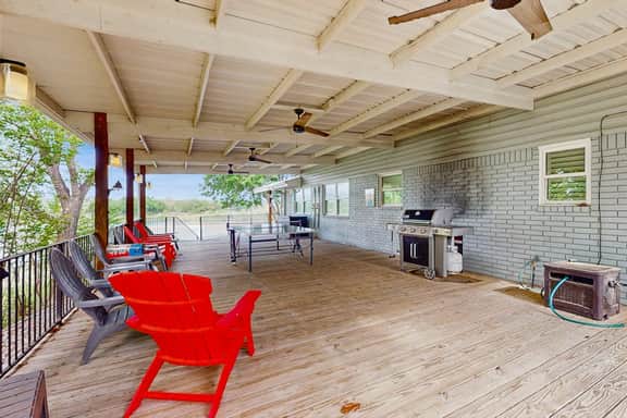 Lakefront Lodge - Image 4