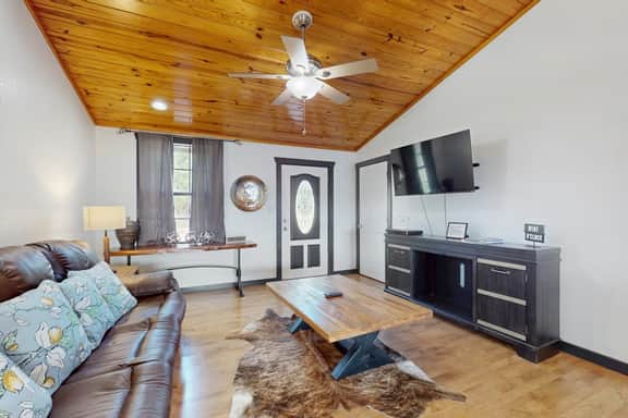 Headquarters Hideaway - Image 4