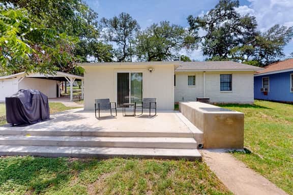 Woodland Hills Retreat - Image 2