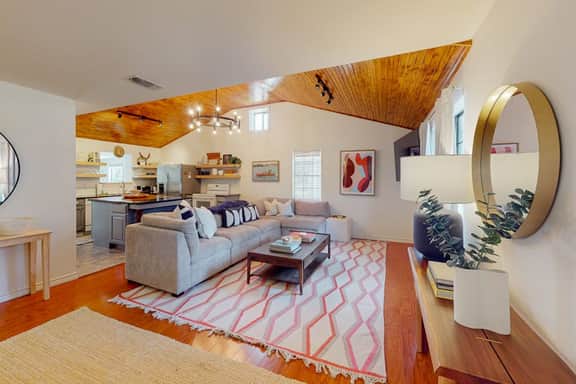 Woodland Hills Retreat - Image 4