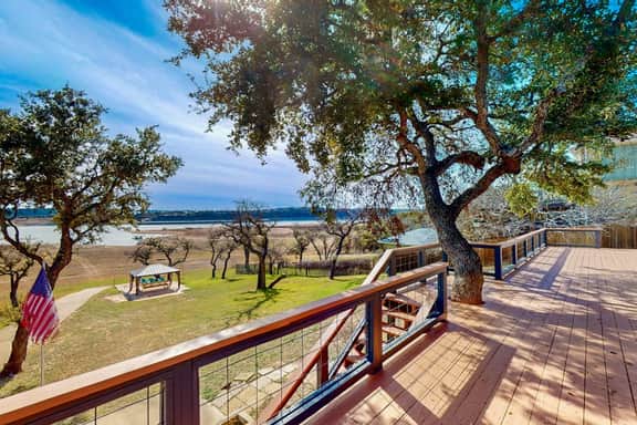 Lakefront Cottage - Image 3