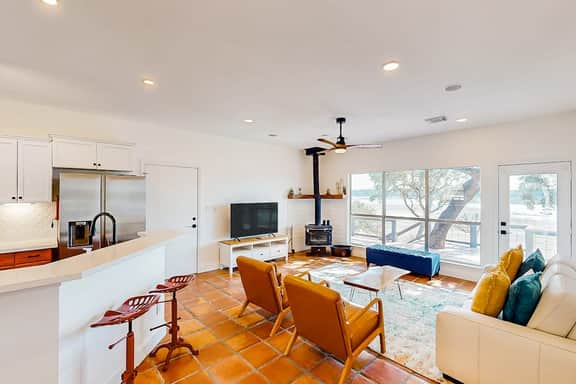 Lakefront Cottage - Image 4