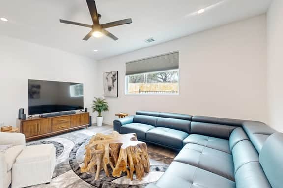 Lago Vista Hideaway - Image 3