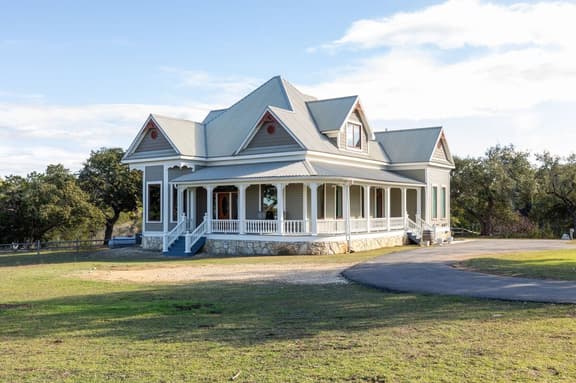Unique Victorian Home in Llama Ranch - Image 1