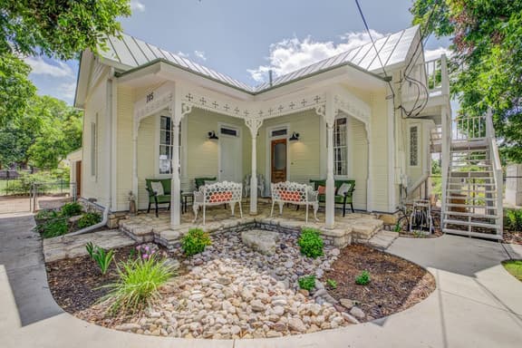 Sunny Charming Retreat: Wine Greenhouse - Image 1