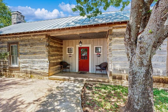 Historic Rocky Hill - Bordeaux Suite - Image 1
