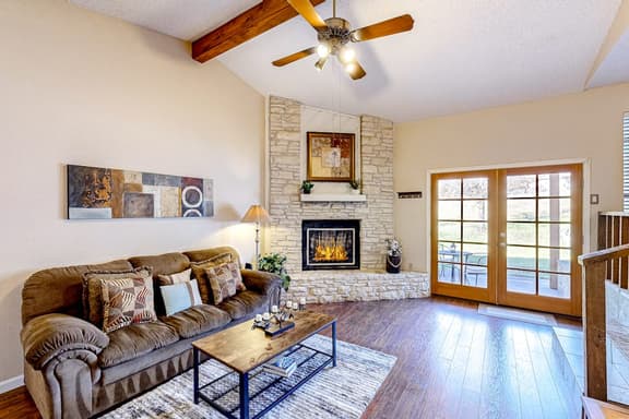 La Vie in Lago Vista - Image 1