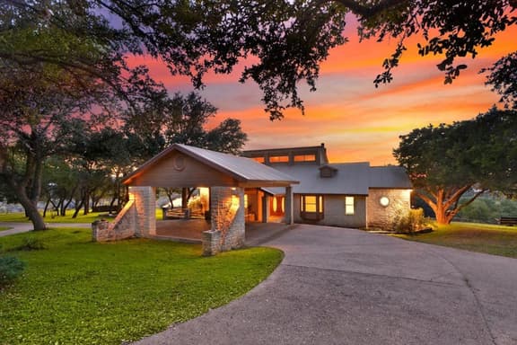 Regal Riverfront Retreat - Image 1