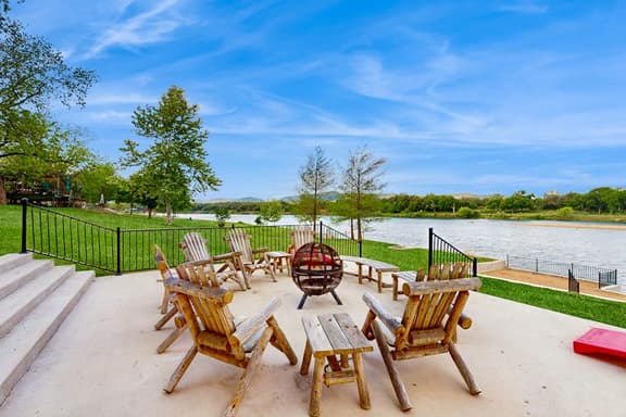 Lakefront Lodge - Image 1