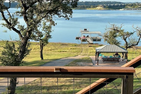 Lakefront Cottage - Image 1