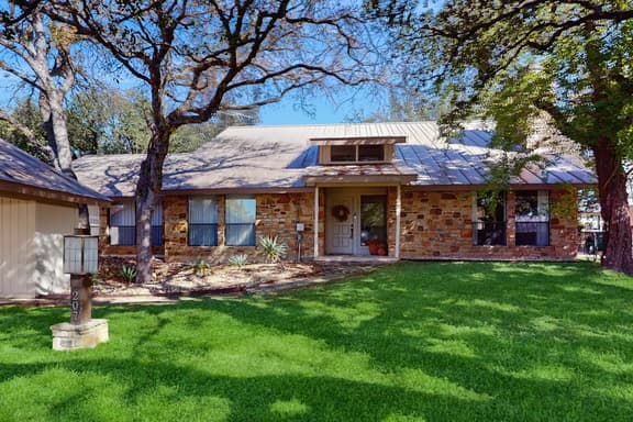 Horseshoe Bay Getaway - Image 1